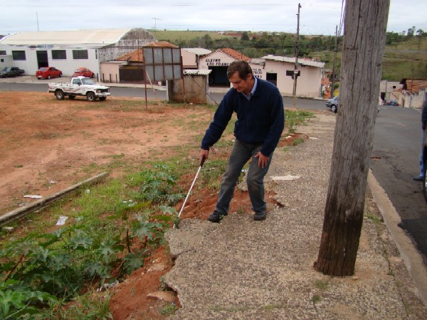 Trigo aponta calçadas na região central que oferecem riscos a pedestres e deficientes